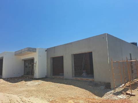 Moradia lote B - Moradia isolada térrea T3 com garagem e piscina em Lagoa do Cão, Aljubarrota