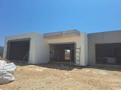 Moradia lote B - Moradia isolada térrea T3 com garagem e piscina em Lagoa do Cão, Aljubarrota