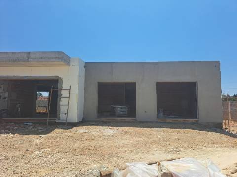 Moradia lote B - Moradia isolada térrea T3 com garagem e piscina em Lagoa do Cão, Aljubarrota