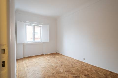 Apartamento T2 com vista de rio, totalmente renovado