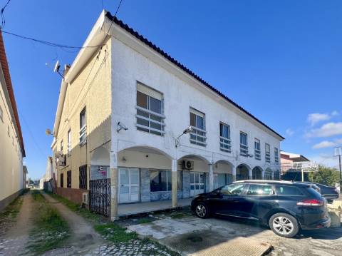 Imóvel junto a Palmela com grande potencial de investimento