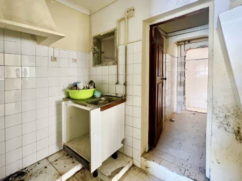 Imóvel junto a Palmela com grande potencial de investimento