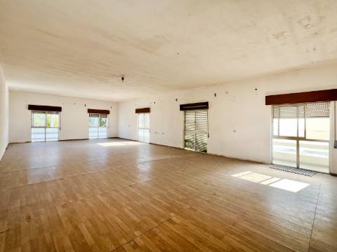 Imóvel junto a Palmela com grande potencial de investimento