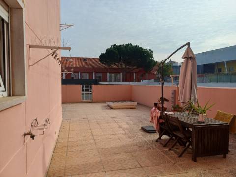 Excelente prédio renovado, de 10 fracções, em Benfica