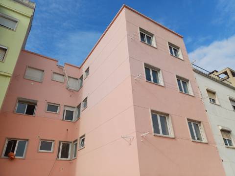 Excelente prédio renovado, de 10 fracções, em Benfica