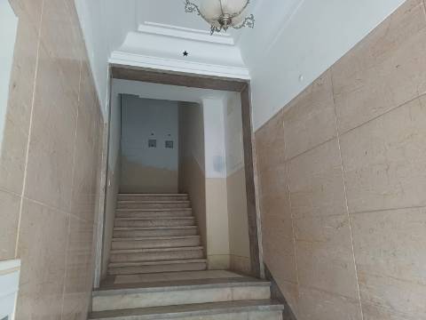 Excelente prédio renovado, de 10 fracções, em Benfica