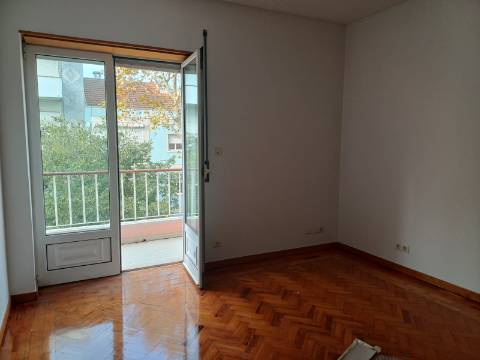 Excelente prédio renovado, de 10 fracções, em Benfica