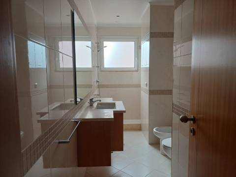 Excelente prédio renovado, de 10 fracções, em Benfica