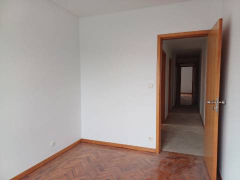 Excelente prédio renovado, de 10 fracções, em Benfica