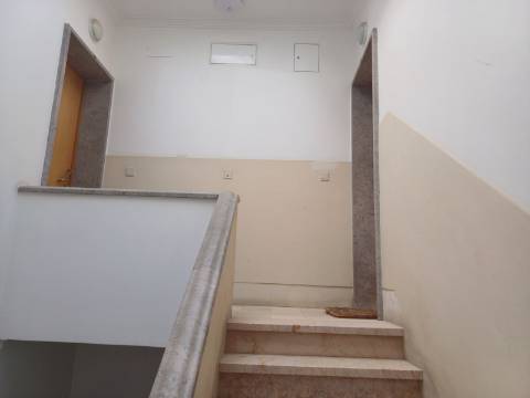 Excelente prédio renovado, de 10 fracções, em Benfica