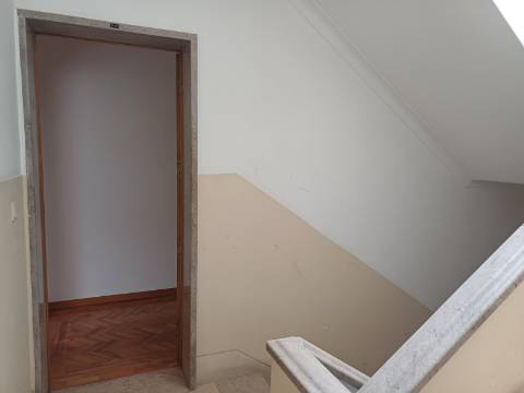 Excelente prédio renovado, de 10 fracções, em Benfica