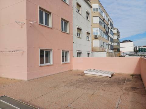 Excelente prédio renovado, de 10 fracções, em Benfica