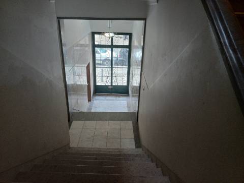 Excelente prédio renovado, de 10 fracções, em Benfica