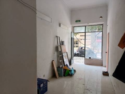 Excelente prédio renovado, de 10 fracções, em Benfica