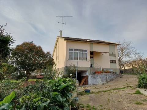 Moradia V5 com terreno urbano numa Localização Privilegiada em Leiria