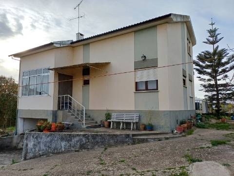 Moradia V5 com terreno urbano numa Localização Privilegiada em Leiria