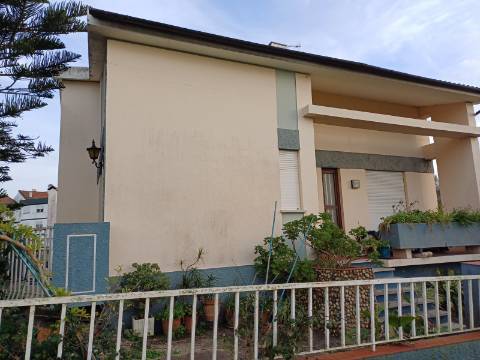 Moradia V5 com terreno urbano numa Localização Privilegiada em Leiria