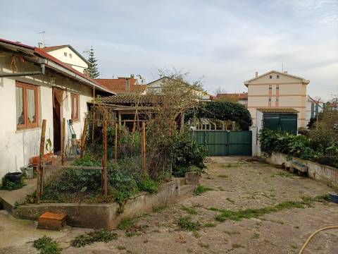 Moradia V5 com terreno urbano numa Localização Privilegiada em Leiria