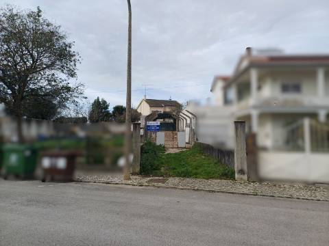 Moradia V5 com terreno urbano numa Localização Privilegiada em Leiria