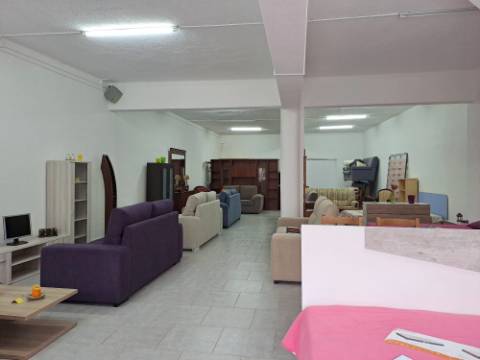 Moradia T3+1 com comércio no Cadaval