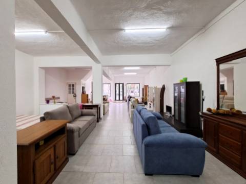 Moradia T3+1 com comércio no Cadaval