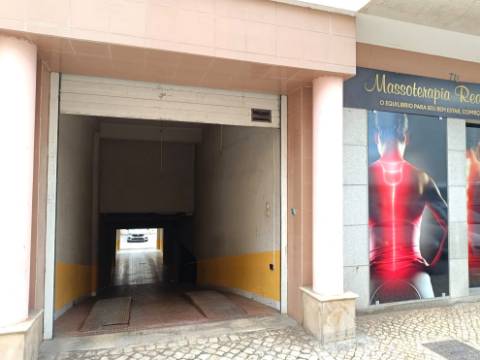 Garagem privada em prédio de Caldas da Rainha
