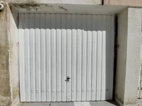 Garagem privada em prédio de Caldas da Rainha