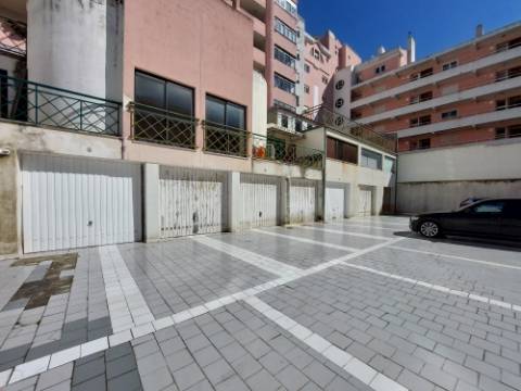 Garagem privada em prédio de Caldas da Rainha