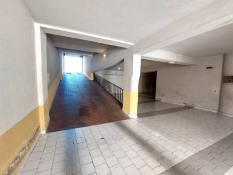 Garagem privada em prédio de Caldas da Rainha