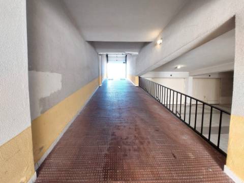 Garagem privada em prédio de Caldas da Rainha