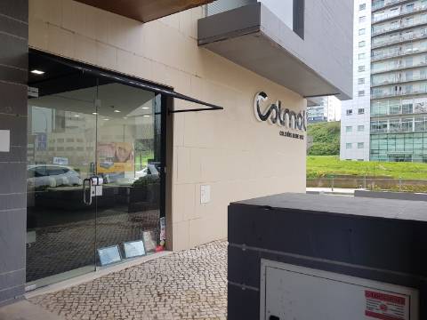 Loja com rendimento junto à Praça de Espanha com 2 lugares de estacionamento