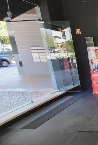 Loja com rendimento junto à Praça de Espanha com 2 lugares de estacionamento