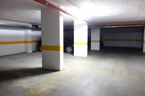 Loja com rendimento junto à Praça de Espanha com 2 lugares de estacionamento