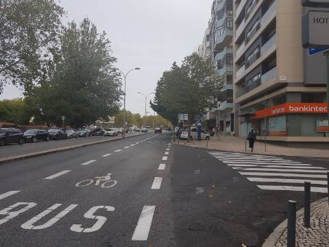 Loja com rendimento junto à Praça de Espanha com 2 lugares de estacionamento