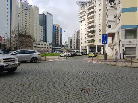 Loja com rendimento junto à Praça de Espanha com 2 lugares de estacionamento