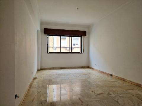 Apartamento T0 luminoso em Sapadores/Graça