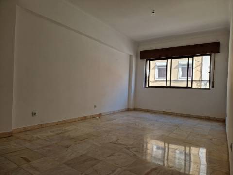 Apartamento T0 luminoso em Sapadores/Graça