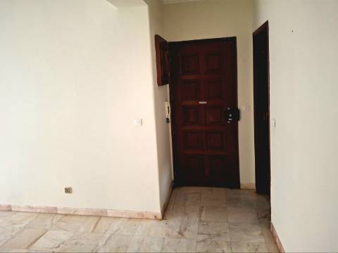 Apartamento T0 luminoso em Sapadores/Graça