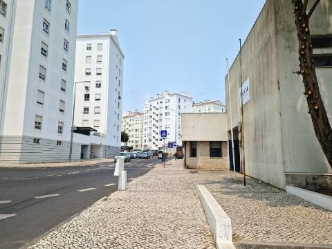Prédio em Rio de Mouro, com 8 frações de habitação para rentabilidade