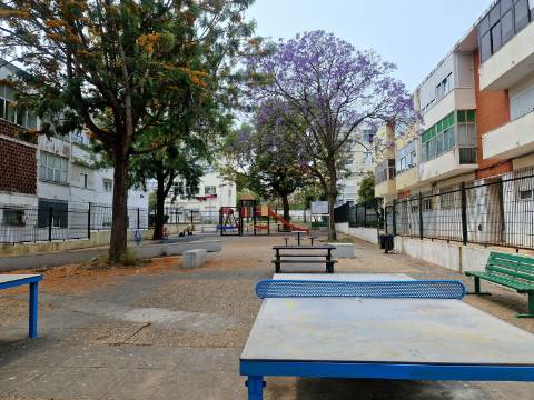 Prédio em Rio de Mouro, com 8 frações de habitação para rentabilidade