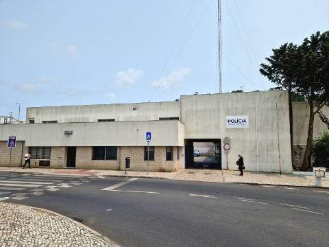 Prédio em Rio de Mouro, com 8 frações de habitação para rentabilidade
