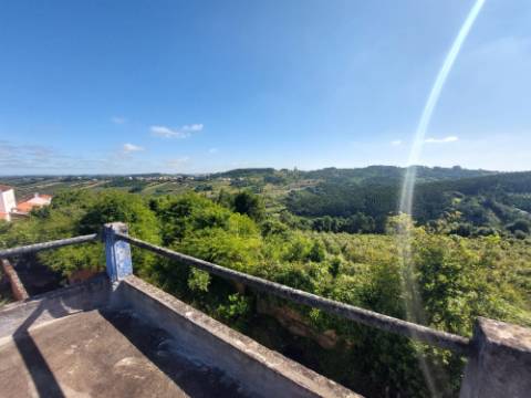 Moradia com armazém, terraço e pátio para recuperação