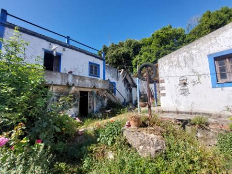 Moradia com armazém, terraço e pátio para recuperação