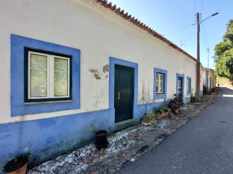 Moradia com armazém, terraço e pátio para recuperação