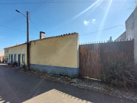 Moradia com armazém, terraço e pátio para recuperação