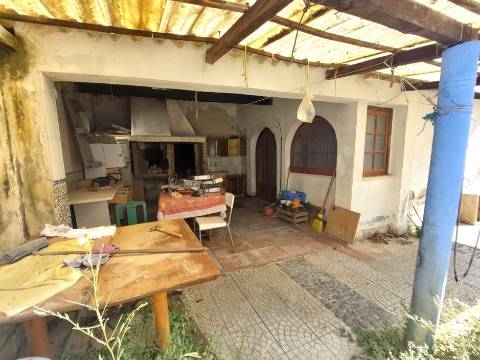 Moradia com armazém, terraço e pátio para recuperação