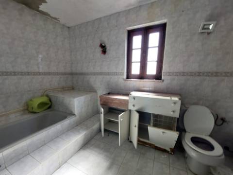 Moradia com armazém, terraço e pátio para recuperação