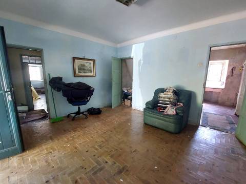 Moradia com armazém, terraço e pátio para recuperação