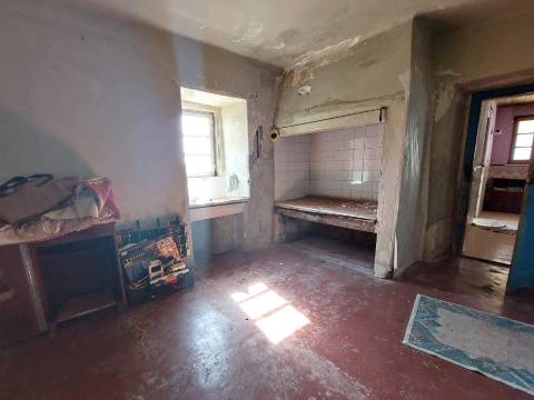 Moradia com armazém, terraço e pátio para recuperação