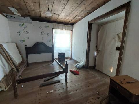 Moradia com armazém, terraço e pátio para recuperação